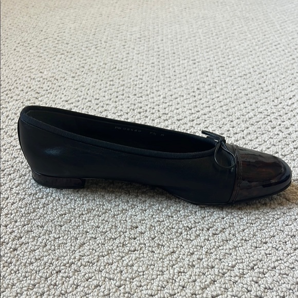 Elegant Black and Brown Stuart Weitzman Flats - Picture 5 of 10